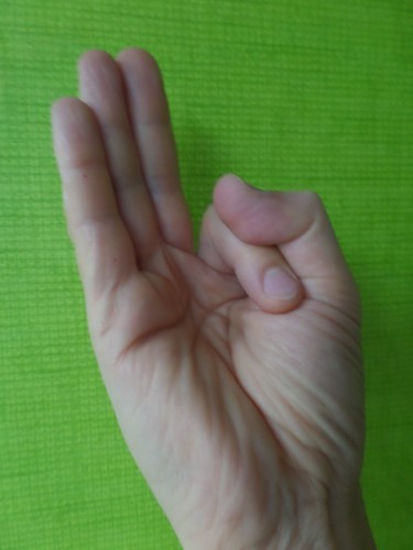 VAYU MUDRA hilft bei Gelenkschmerzen